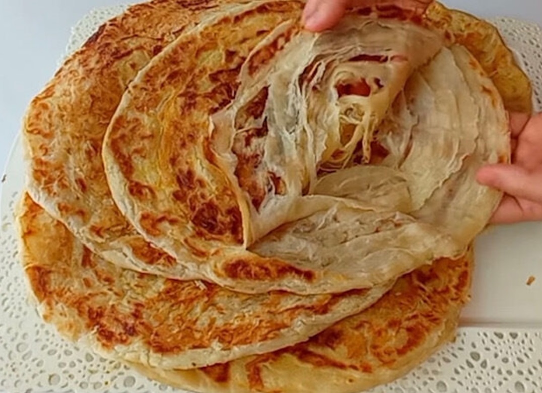 Aluatul se frământă doar cu făină, apă și sare, dar procedura de întindere este originală și de aceea iese atât de frumos și delicios