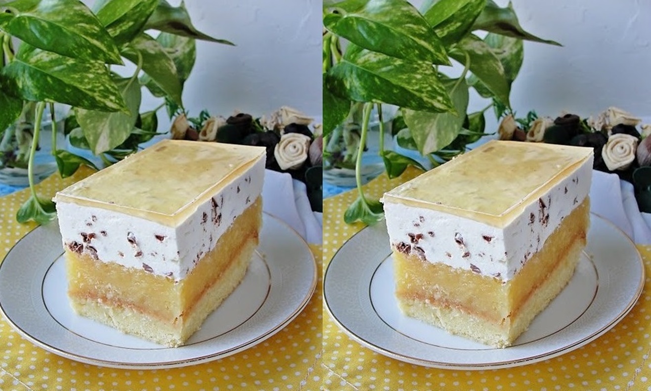 Desert delicios de mere cu cremă Stracciatella și pandișpan insiropat, iar deasupra jeleul de lămâie