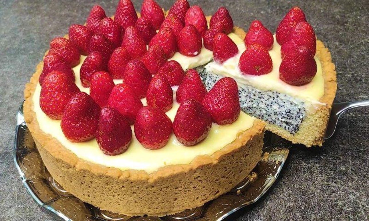 Umplutura delicată de brânză și aluatul fraged amintesc de cheesecake, iar adăugarea de semințe de mac și fructe de pădure face plăcinta și mai gustoasă