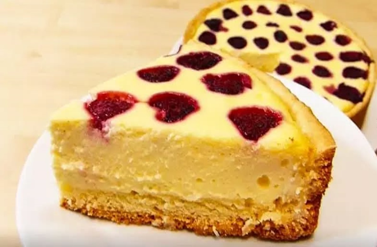 Tartă cu zmeură, incredibil de delicioasă, absolut simplu de preparat. Zmeura parfumată completează brânza cu gustul ei dulce-acrișor, strălucitor și arată foarte frumos Tartă cu zmeură, incredibil de delicioasă, absolut simplu de preparat. Zmeura parfumată completează brânza cu gustul ei dulce-acrișor, strălucitor și arată foarte frumos