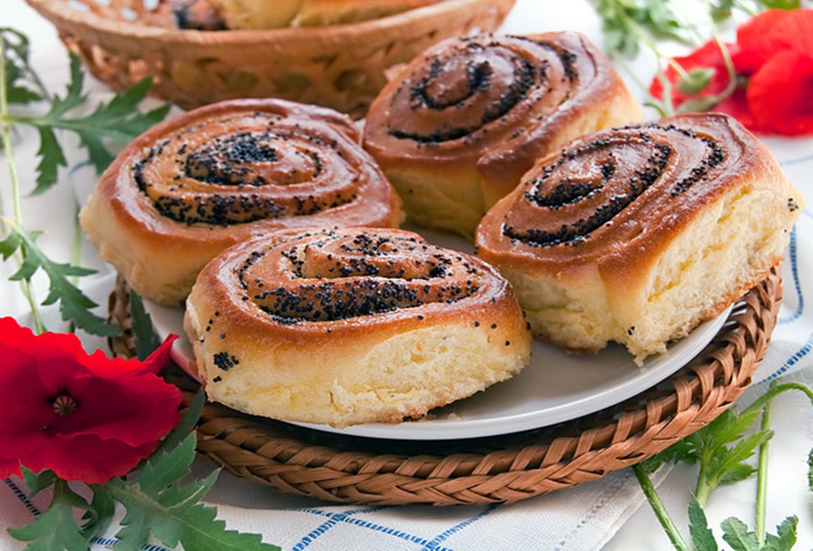 Chiflele delicioase cu umplutură dulce de semințe de mac făcute din aluat de drojdie, au o aromă cremoasă de vanilie. Și ce parfum!