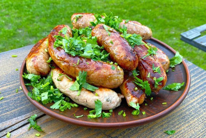 Gătim cârnați deliciosi, aromati cu coriandru, ceapă și usturoi