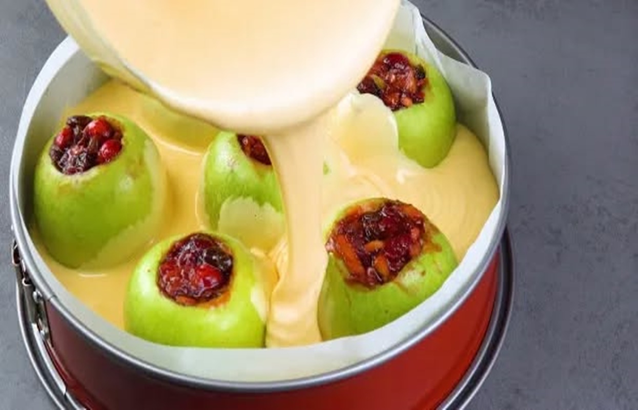 Plăcintă delicioasă cu mere și crema de branza, cu umplutură de afine și stafide. O variantă simplă și originală a unui desert îndrăgit