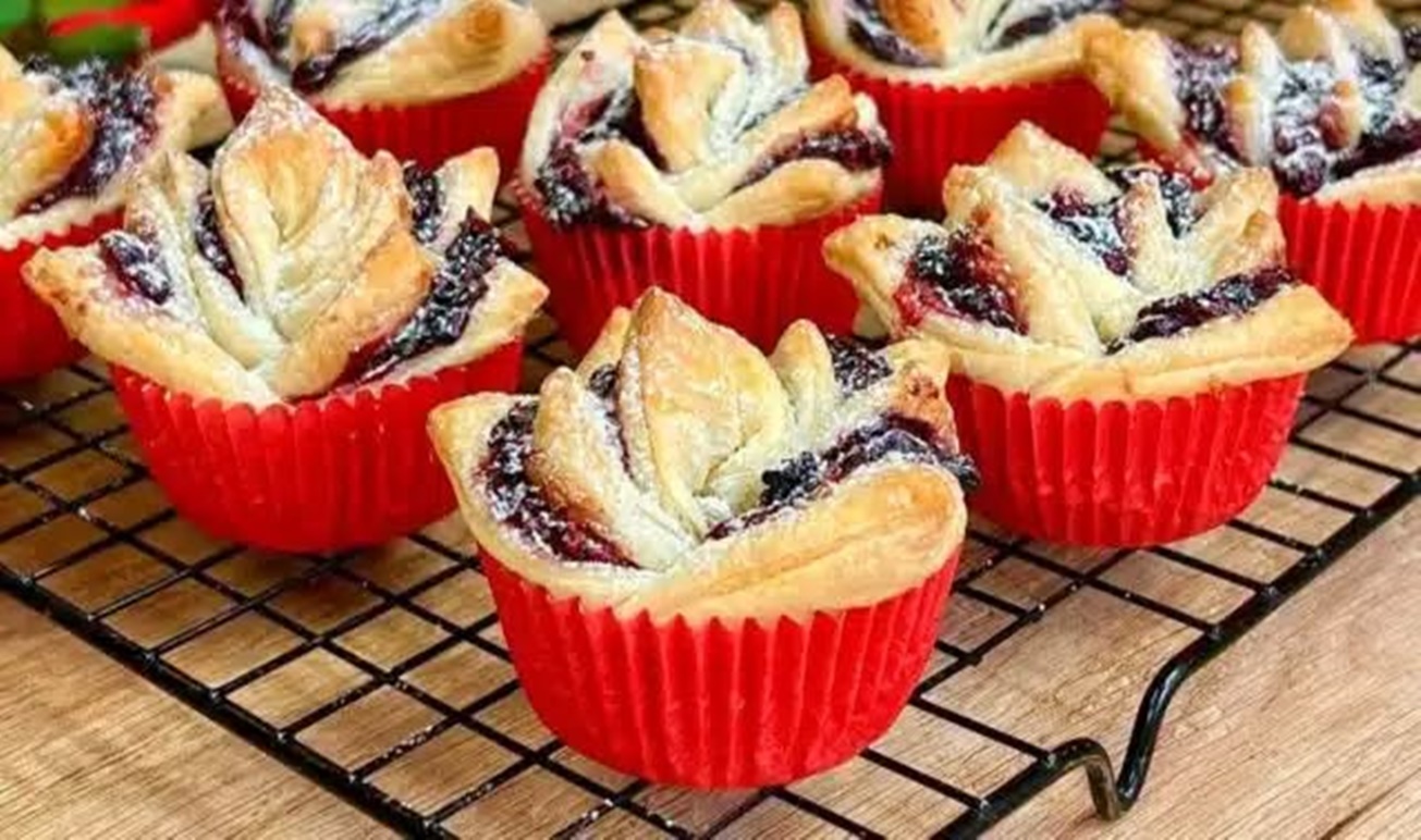 Briose delicioase din foietaj în formă de trandafir cu umplutură de dulceata din fructe de pădure