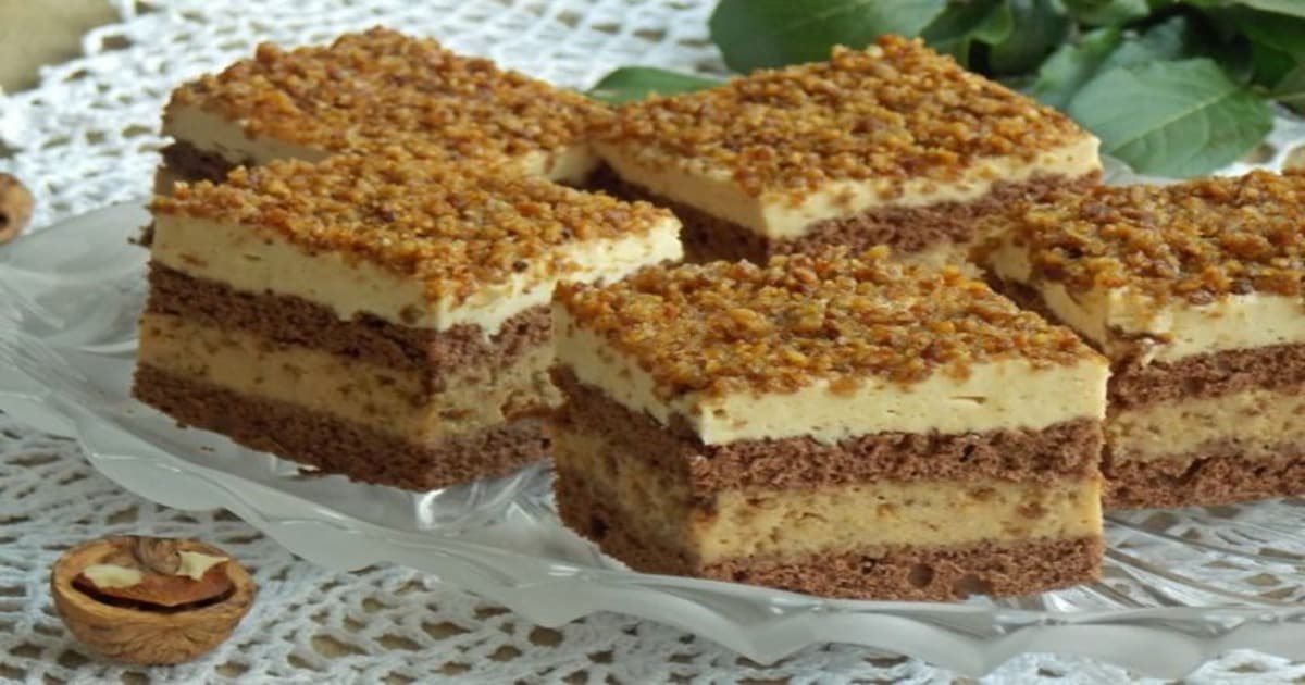 Acest tort delicios cu nuci este in centrul atentiei la toate intalnirile noastre de familie