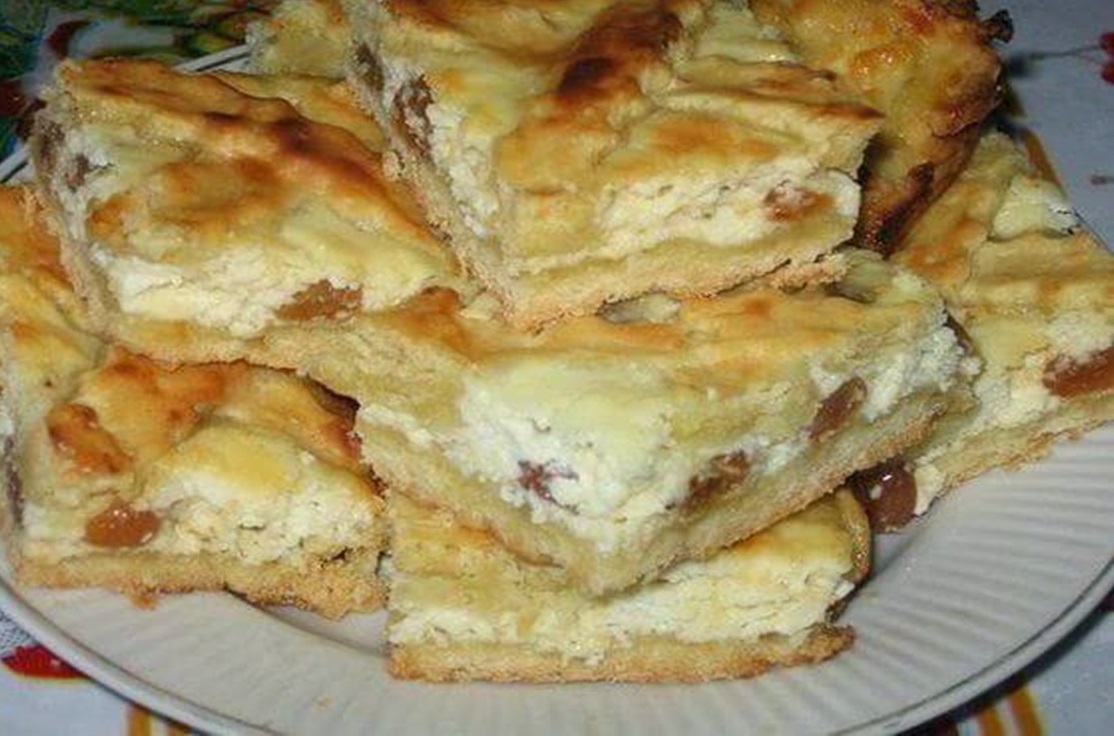 Prăjitură cu brânză dulce de vaci și stafide — simplă, rapidă și delicioasă. Copiii o adoră!