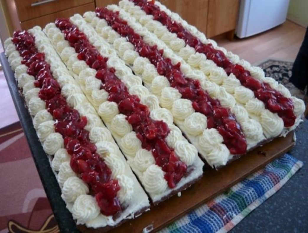 Prăjitură cu vișine si frisca, este un desert uimitor, are un gust grozav și arată si bine