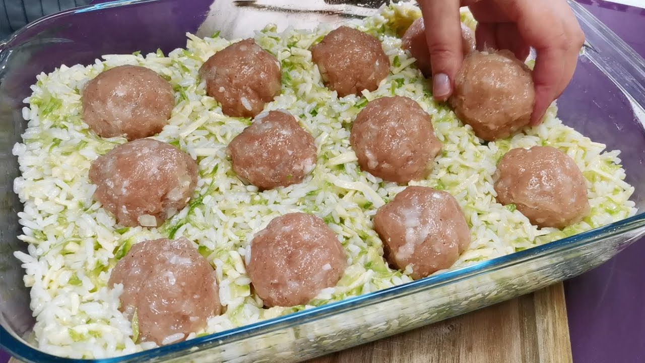 Chiftele pe pat de orez și dovlecei, rețetă neobișnuită – un ospăț regal pentru bani puțini! Cum poate ceva atât de simplu să fie atât de delicios?