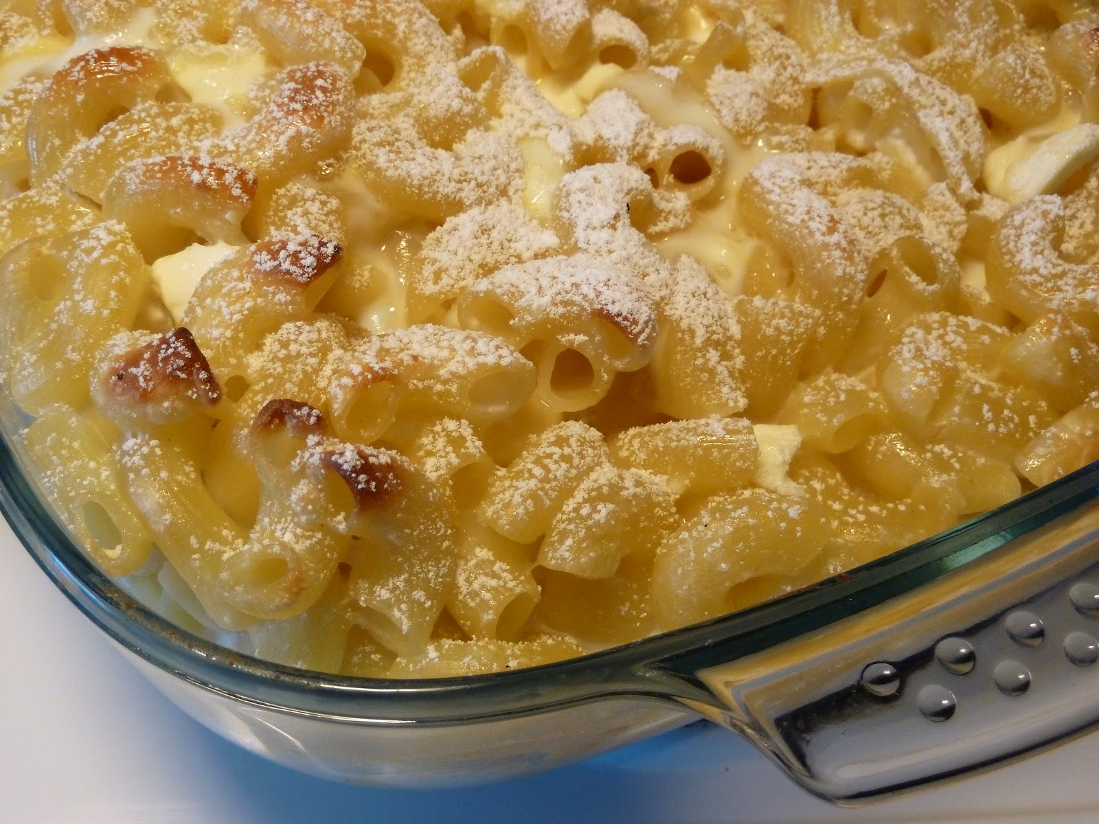 Cine poate sa reziste sa nu manance o portie zdravana? Budinca de macaroane cu branza Cine poate sa reziste sa nu manance o portie zdravana? Budinca de macaroane cu branza