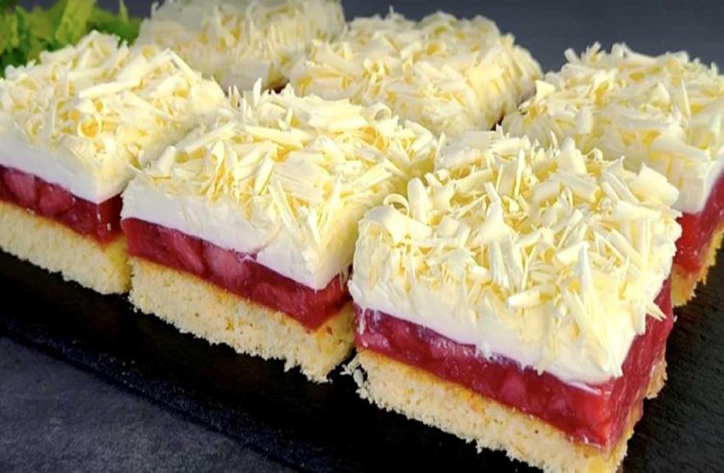 Tort cu căpșuni, cocos si zmeura si ciocolata alba. Un tort grozav pentru ocazii festive sau ca un răsfăț răcoritor dupa masa