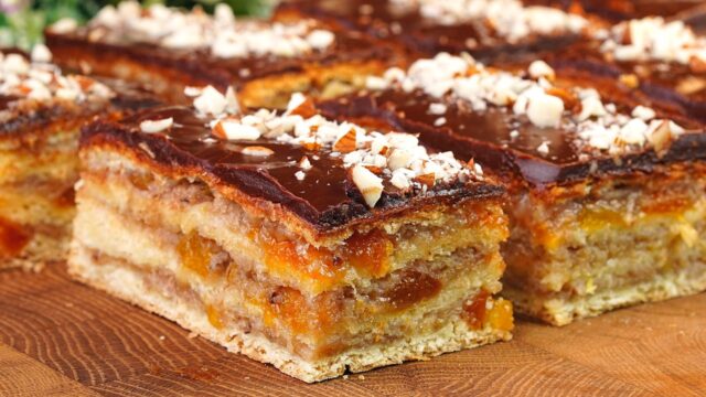 Un aluat delicat combinat cu dulceață de caise, un amestec parfumat de nuci și caise marinate în coniac și care este completat de o glazură de ciocolată