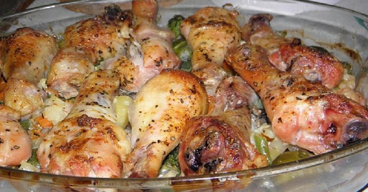 Carne de pui cu dovlecei și cartofi la cuptor — o mâncărică într-atât de aromată, încât îi ademenește pe toți la bucătărie!