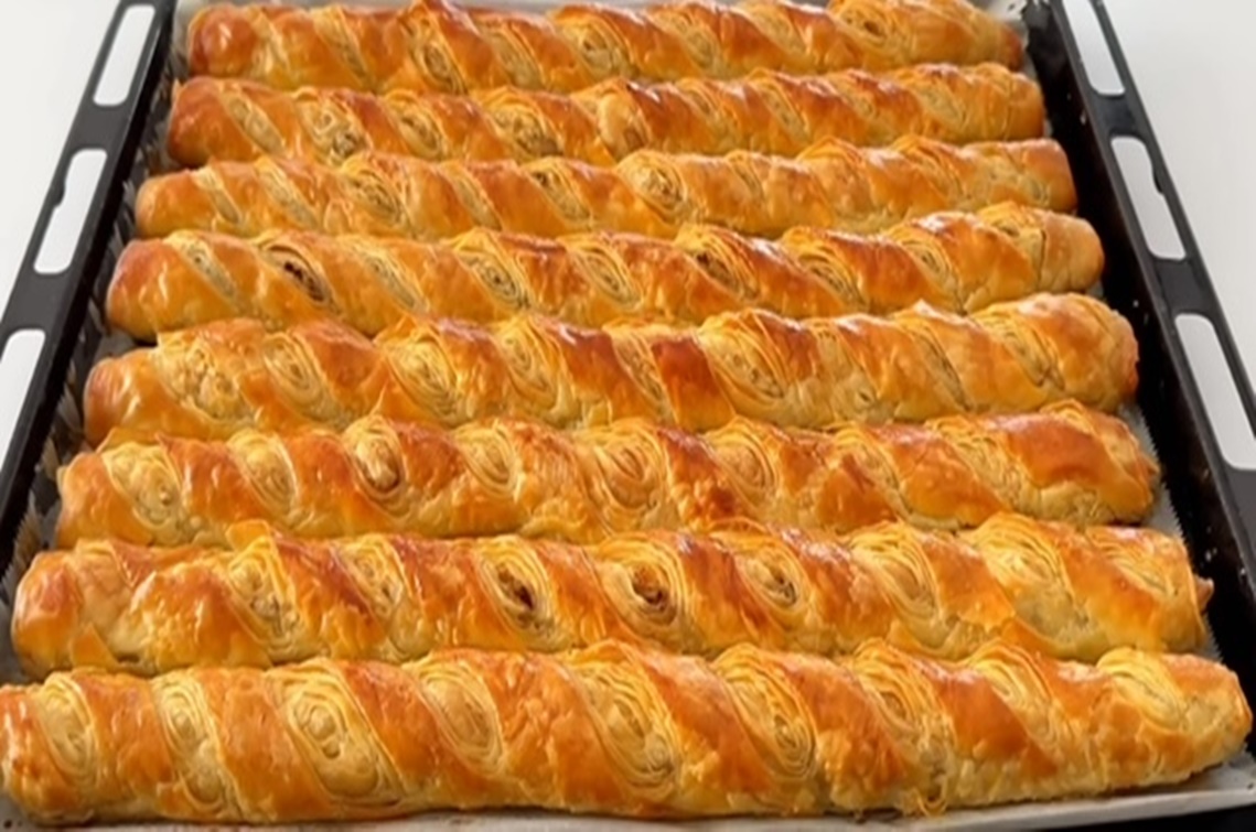 Straturi crocante de foietaj, între care se află cea mai aromată și delicioasă umplutură cu unt, carne tocată și ceapă. Crocant la exterior, moale la interior