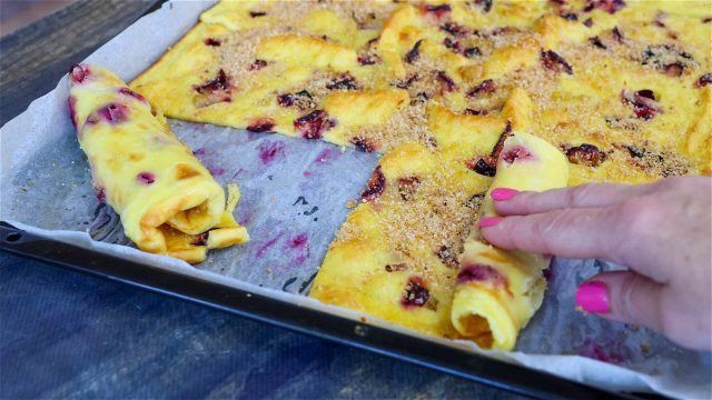 Clătite parfumate cu aluat moale, prune zemoase și pesmet dulce aromat. Le poți face în cel mai scurt