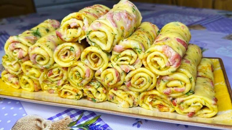 Vă ofer o rețetă de clătite foarte gustoase! Este consistentă, simplă și înlocuiește cina. Astfel de clătite sunt un aperitiv excelent