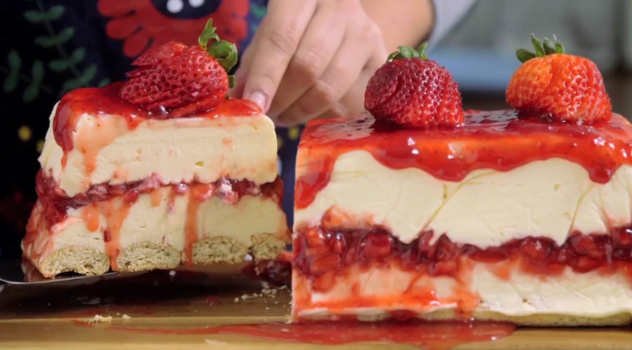 Cheesecake cu ciocolata albă și capșuni – Este un desert minunat care poate aduce fericire in ziua de sarbatoare.