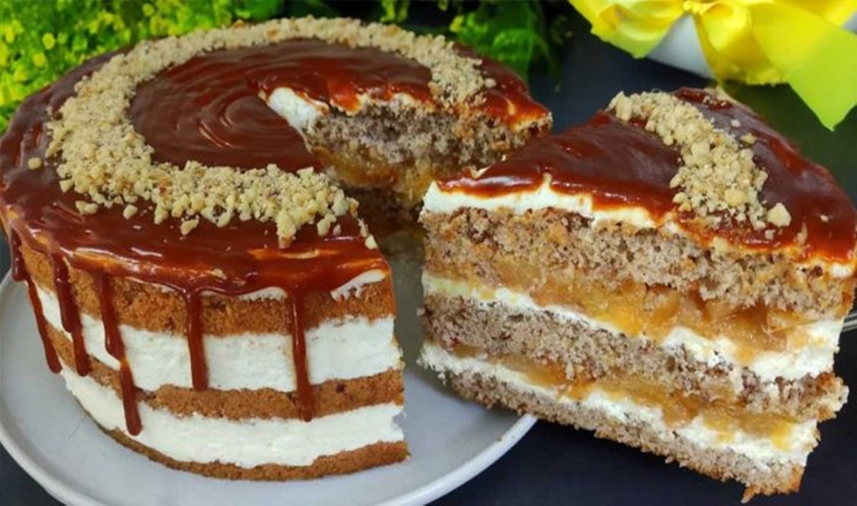 Tort extra delicios, cu crema bogata de mascarpone, un strat moale de caramel si o umplutura racoritoare de mere