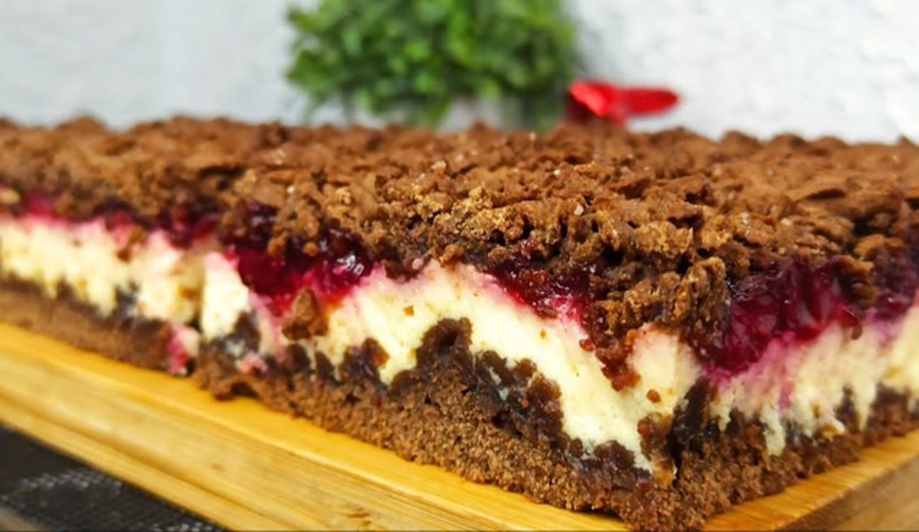 Acesta tarta cu cirese nu este doar deliciosa, ci și impresionanta vizual și este garantat să fie un succes pentru oricine are o pofta de dulce