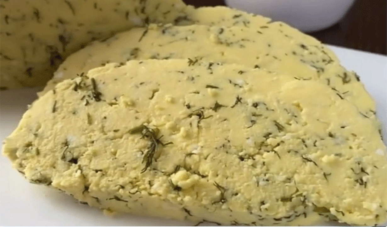 Branza cu verdeata facuta in casa – delicioasa la micul dejun