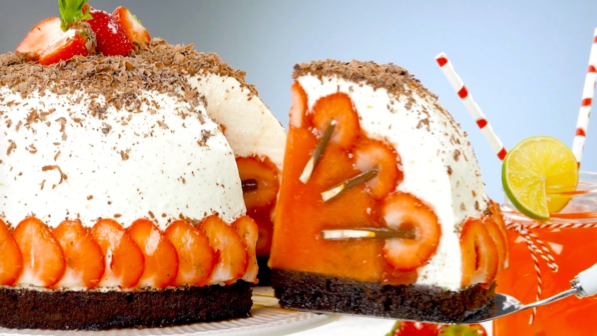Un alfel de tort, interesant, spectaculos, cu pepe rosu, căpșuni, ciocolată si cremă delicioasă de vanilie