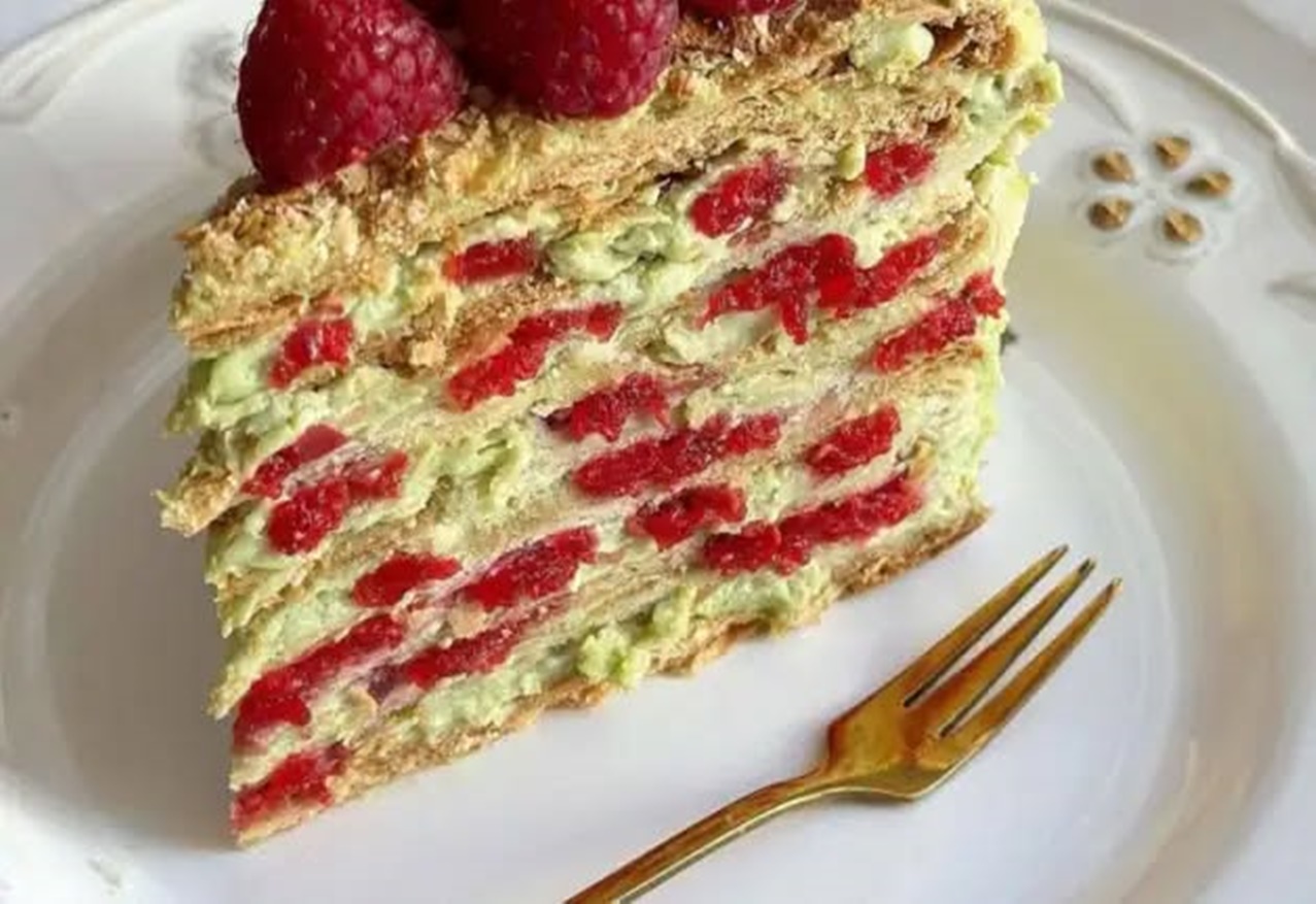 Tort Napoleon cu crema de fistic si zmeura