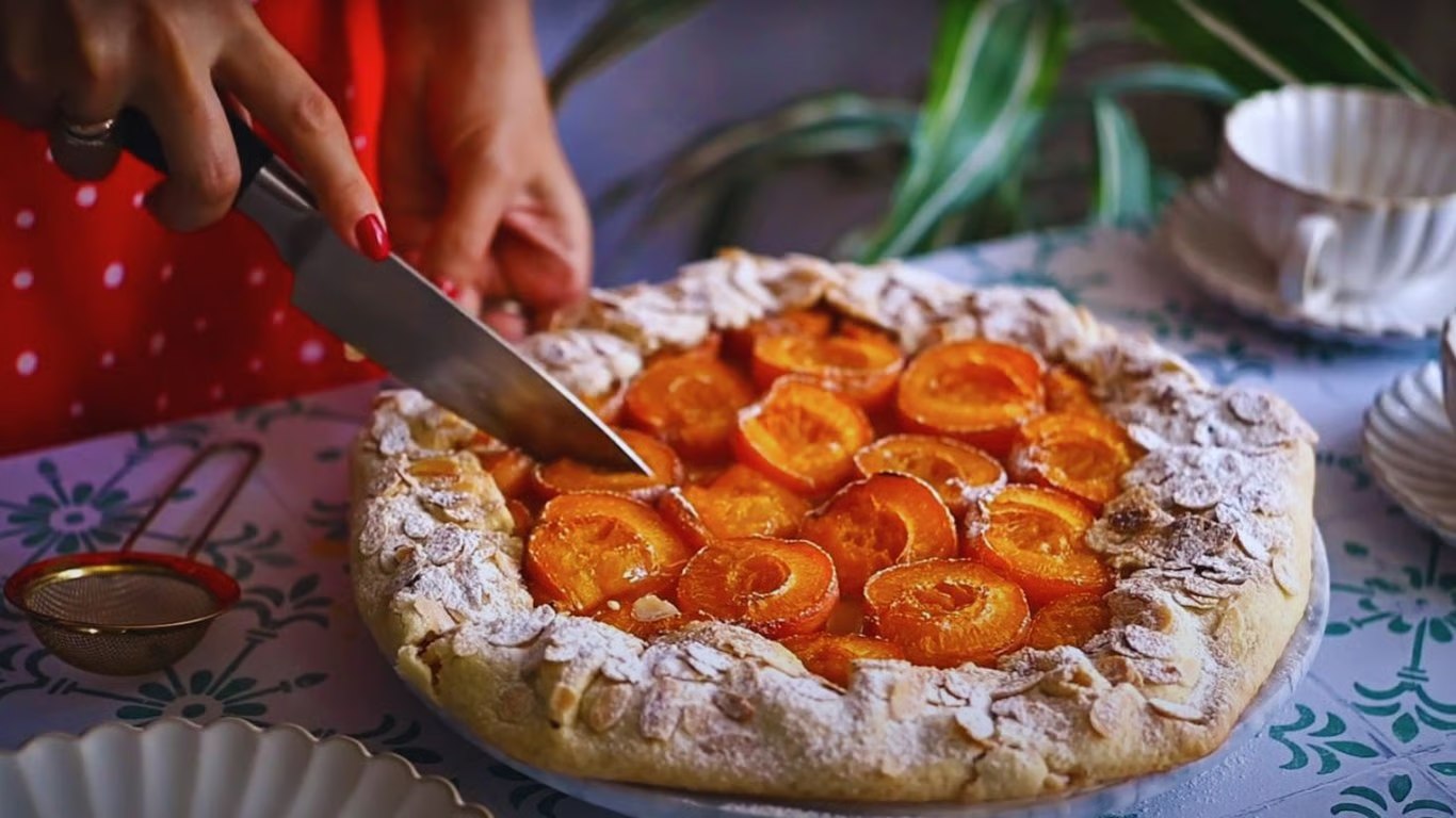 Tartă parfumată cu caise și fulgi de migdale. Te va încânta pe tine și pe cei dragi cu simplitatea, gustul și aroma ei unice Tartă parfumată cu caise și fulgi de migdale. Te va încânta pe tine și pe cei dragi cu simplitatea, gustul și aroma ei unice