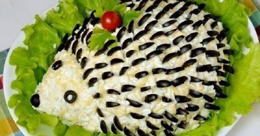 Salată cu piept de pui în formă de “Arici” – copiii vor fi cei mai încântați și vor mai cere o porție!