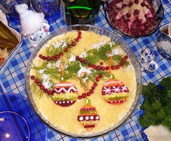 Salată în straturi ”Regina iernii” – perfectă pentru Sărbătorile de iarnă!