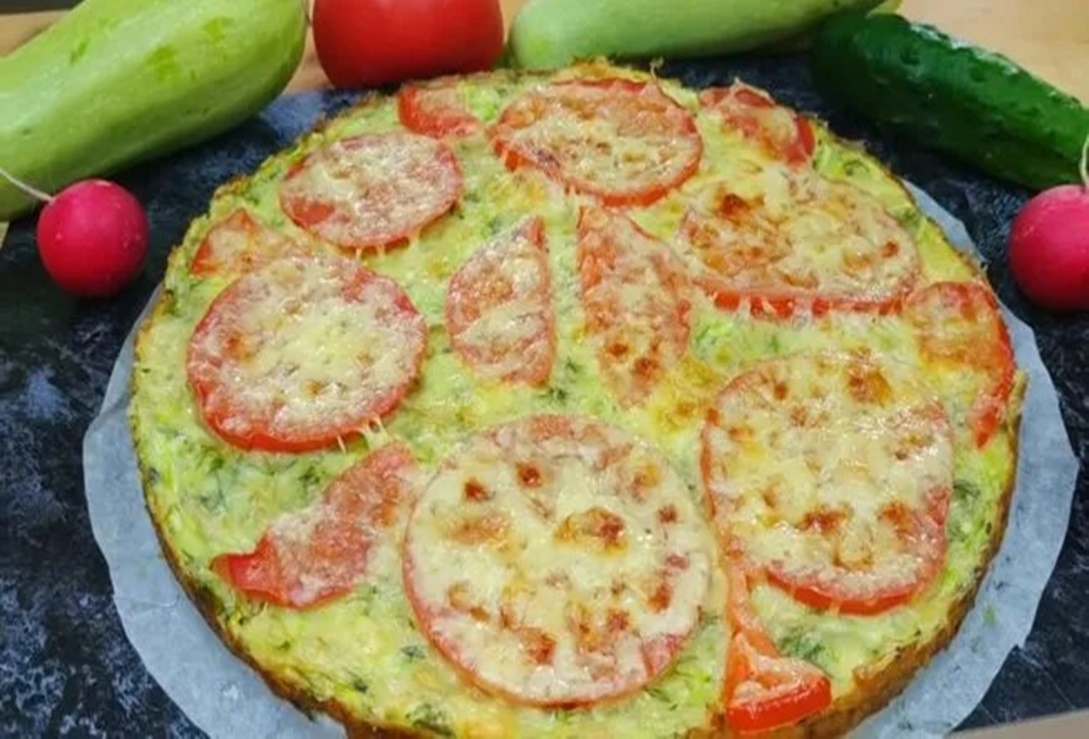 Încercați să pregătiți dovlecelul într-un mod nou, asemănător cu pizza. Spre deosebire de adevărata pizza italienă, această delicatesă este potrivită chiar și pentru cei care țin dietă