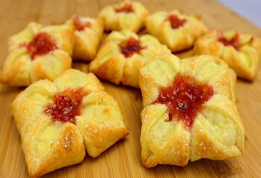 O rețetă simplă și rapidă pentru cele mai usoare fursecuri cu cremă de lămâie, iar gustul este pur și simplu uimitor – pentru toți amatorii de bunișor!