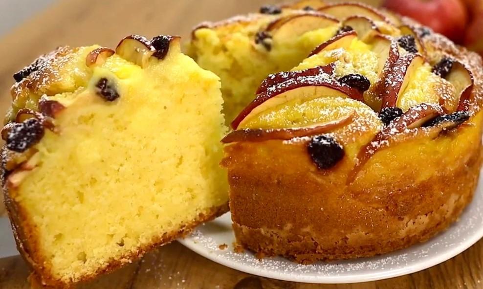 Plăcintă cu mere. Iese fragedă, umedă, parfumată și foarte gustoasă! Se prepară ușor și rapid– un desert demn de masa de sărbătoare!