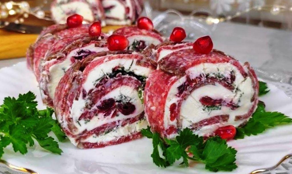 Gustare rapidă pentru sărbători. Ruladă delicioasă de salam cu umplutură si brânză