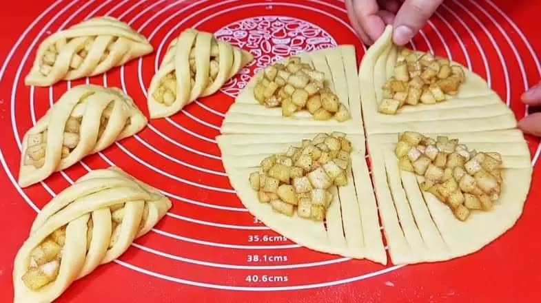 „Deliciul cu mere”: multă umplutură și aluat delicios. Fursecuri cu mere zemoase înăuntru, ce poate fi mai bun! Arată foarte frumos și sunt atât de parfumate!