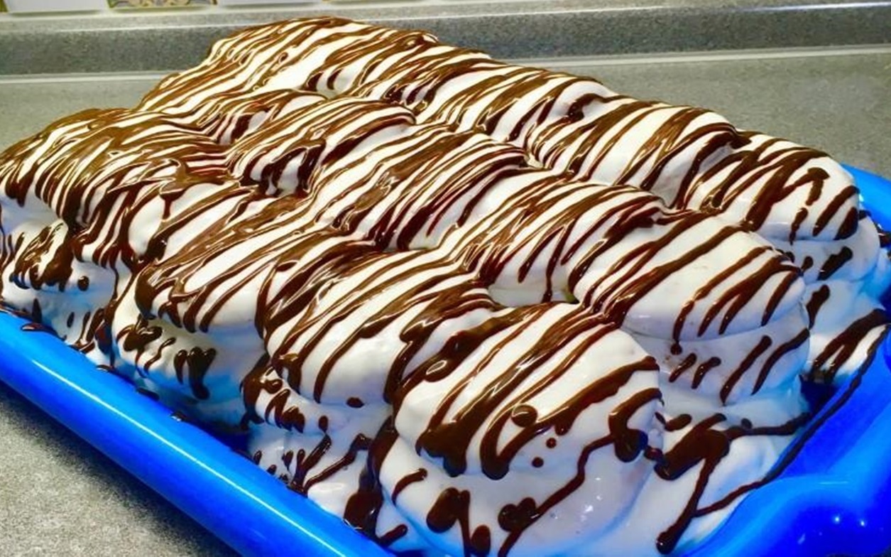 Acest este un tort foarte delicios care a încântat familia și prietenii mei. Foarte gustos, moderat dulce, cu un gust acrisor plăcut, pur și simplu ne-a cucerit! Și cel mai important, se prepară foarte ușor și rapid