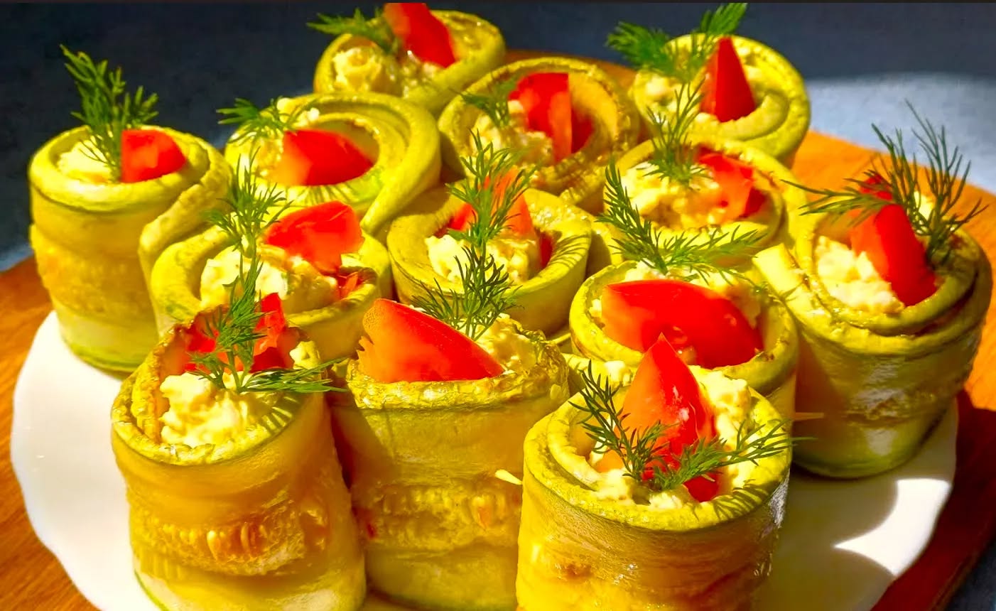 Rulouri de dovlecei ușoare, gustoase și ușor picante, cu o umplutură de ouă, brânză și usturoi. Rulourile sunt foarte ușor de preparat și nu necesită mult timp