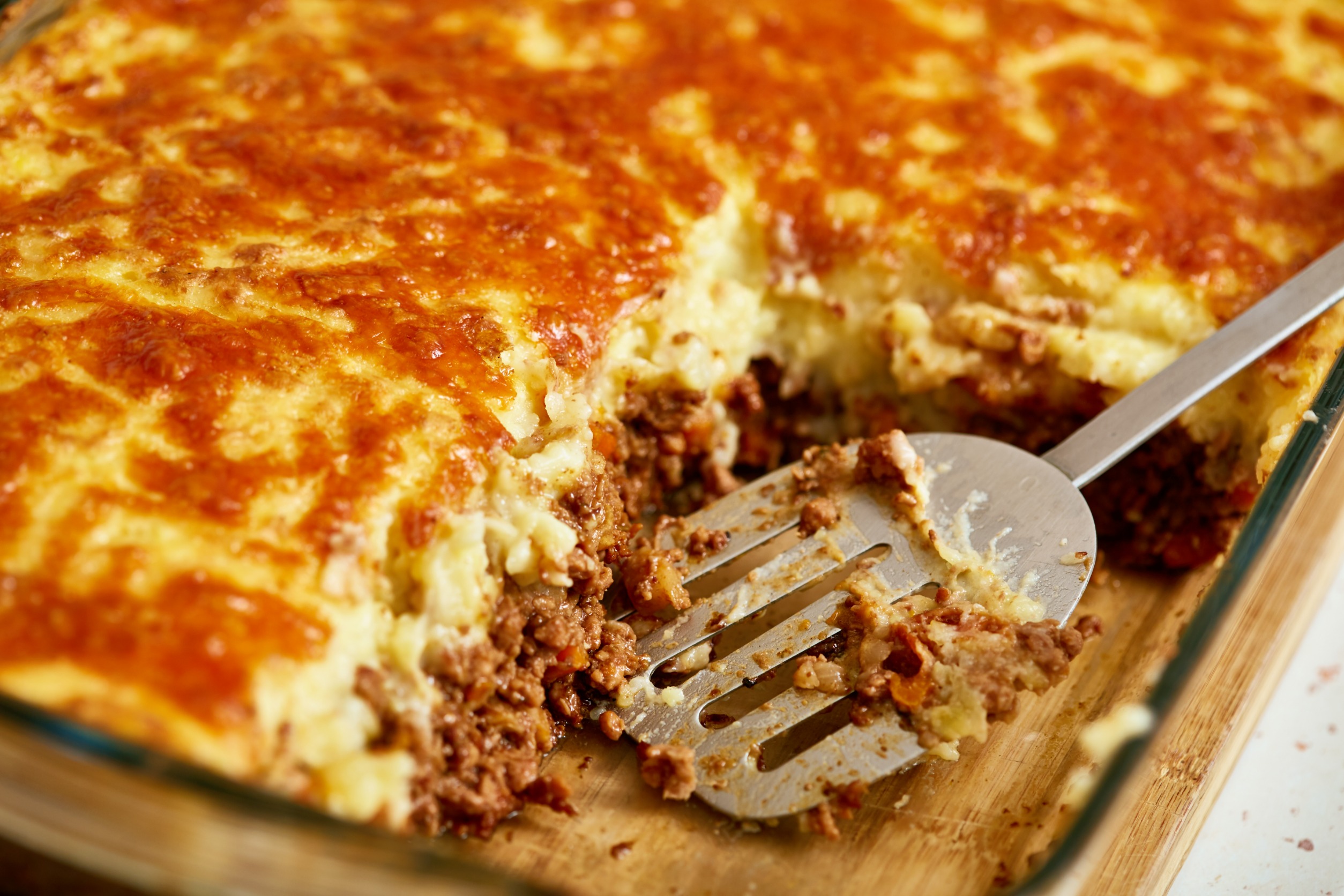 Caserolă cu cartofi și carne tocată – un deliciu pe placul tuturor bărbaților!