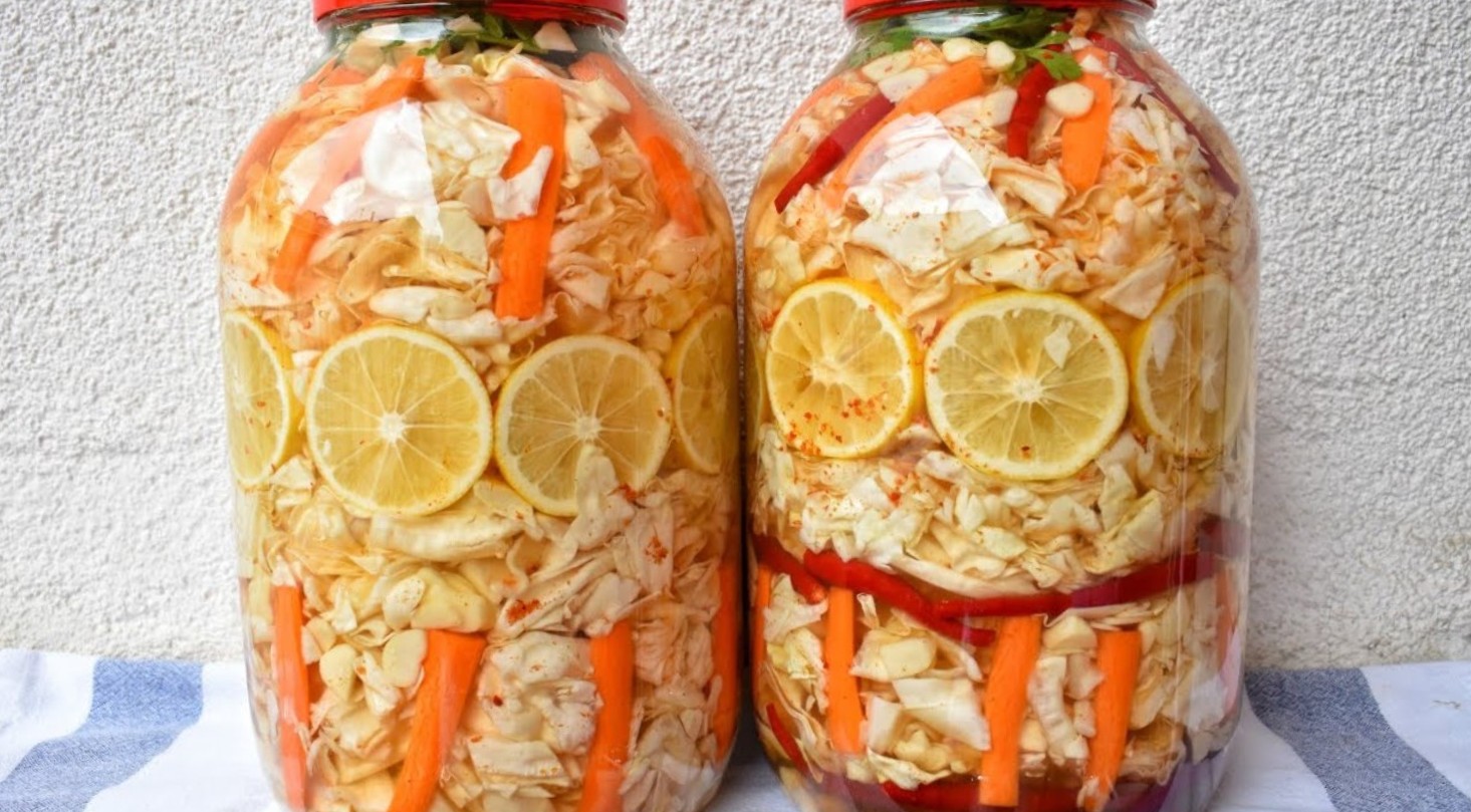 Varză murată cu lămâie: o gustare delicioasă și crocantă pentru iarnă