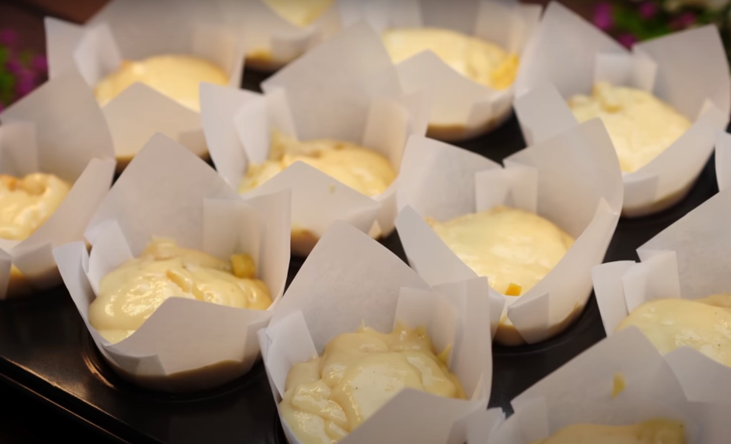 Brioșe cu mere făcute în casă. Moi, pufoase și pline de bunătăți – perfecte pentru micul dejun sau o gustare rapidă Brioșe cu mere făcute în casă. Moi, pufoase și pline de bunătăți – perfecte pentru micul dejun sau o gustare rapidă