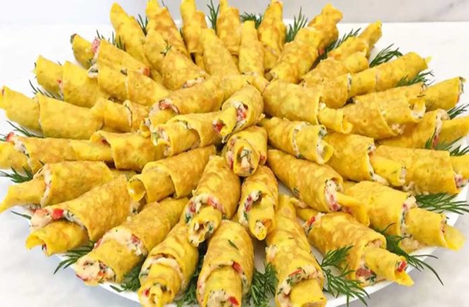 Clatite cornuleț, un aperitiv cu umplutură delicioasă, din crema de branza si legume coapte care arată foarte bine pe masa festivă
