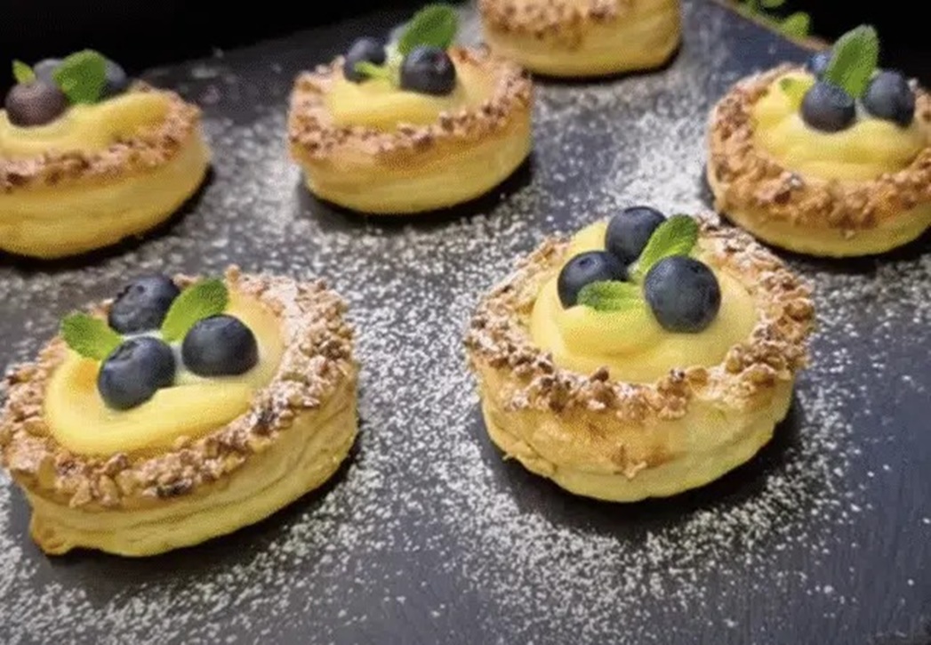 Tarte delicioase din foietaj cu budincă de vanilie, afine și nuci