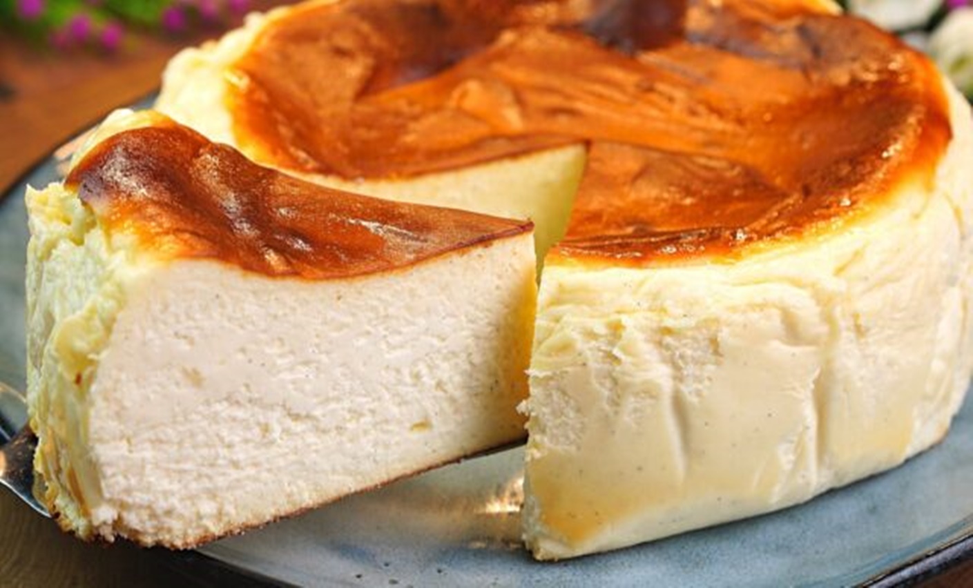Crema de brânză, glazura de ciocolată, vanilia și sucul de lămâie, dau un gust proaspăt care contrastează frumos cu crusta aurie, ușor caramelizată