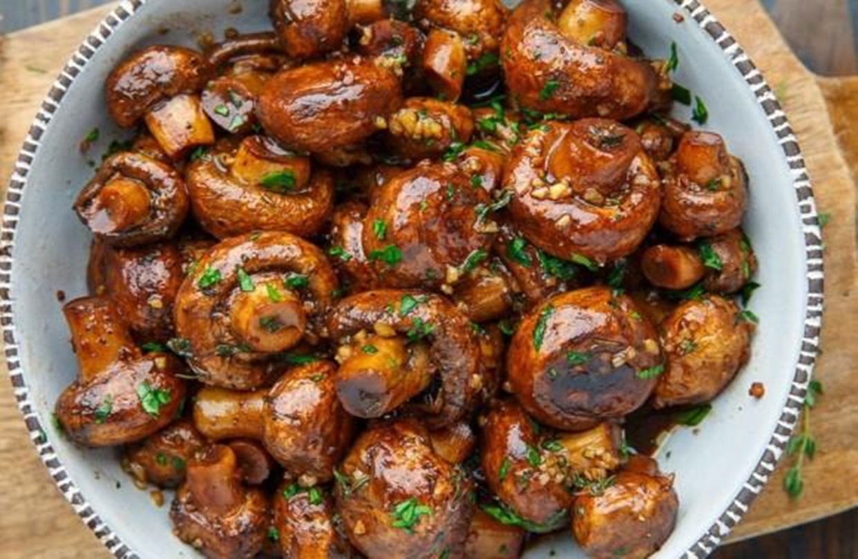 Nu bune, ci foarte bune. În plus, se fac foarte simplu și rapid. Ciuperci cu usturoi la cuptor