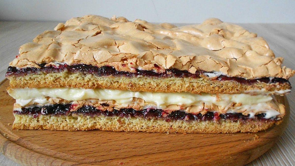 Un desert delicios cu crema mătăsoasă de vanilie si dulceata răcoritoare de coacaze