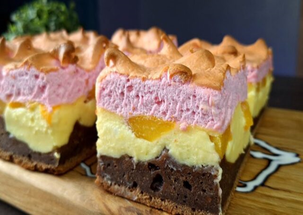 Desertul perfect care combină gustul bogat de cacao, piersici suculente și cremă delicată de brânză, decorat cu bezea roz dulce, care îi conferă nu doar un gust grozav, ci și un aspect frumos