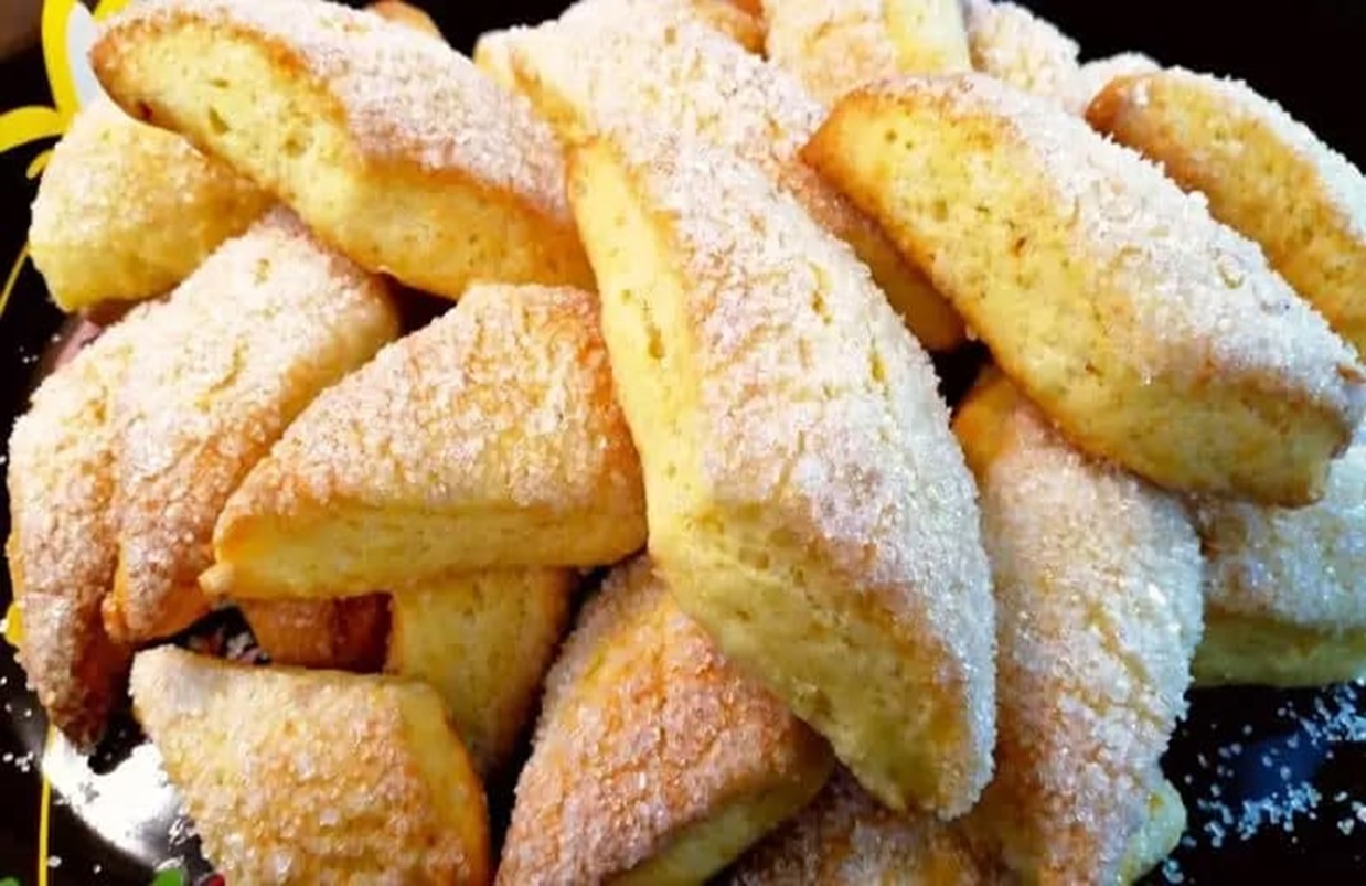 Aceasta este cea mai rapidă și ușoară rețetă de fursecuri! Fursecurile sunt ușoare, moi în interior, cu o crustă delicioasă de zahăr. Nu sunt complicate de preparat și întotdeauna un rezultat excelent! Aceasta este cea mai rapidă și ușoară rețetă de fursecuri! Fursecurile sunt ușoare, moi în interior, cu o crustă delicioasă de zahăr. Nu sunt complicate de preparat și întotdeauna un rezultat excelent!