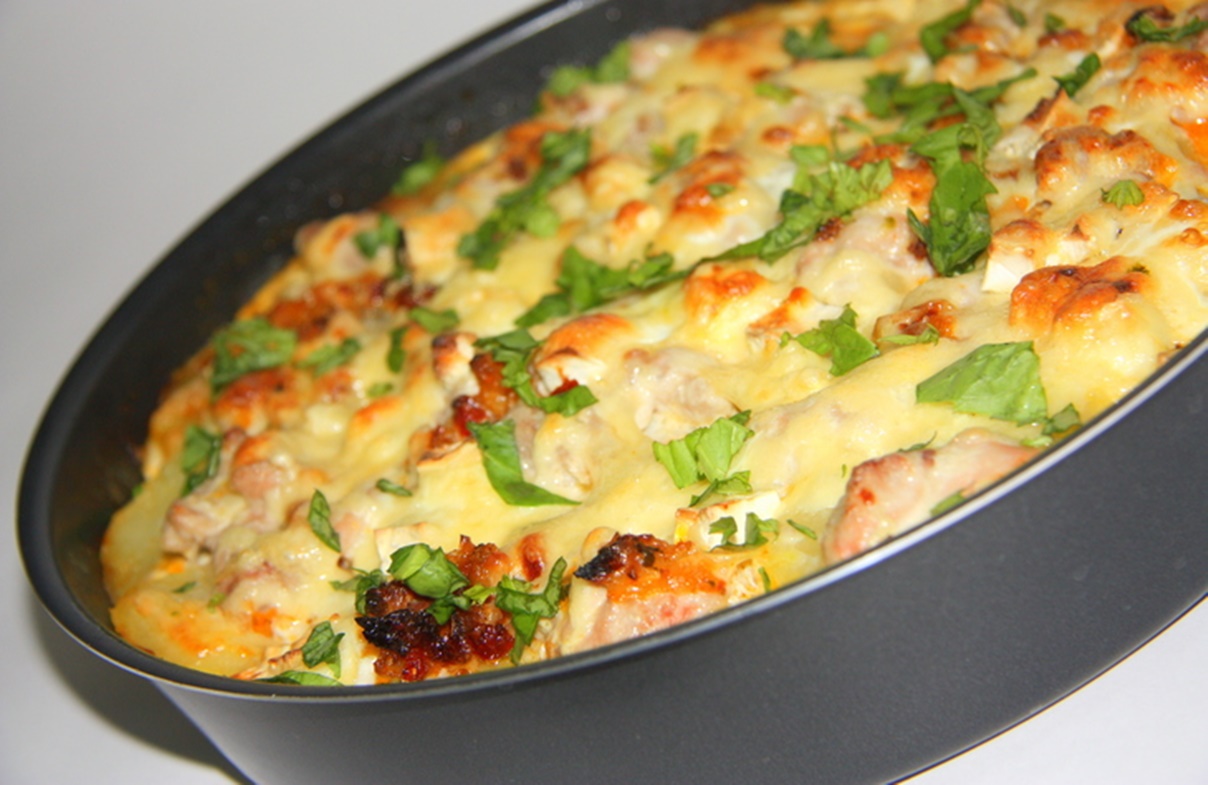 Cartofi la cuptor, cu piept de pui și cașcaval – Rețetă gata în 30 de minute