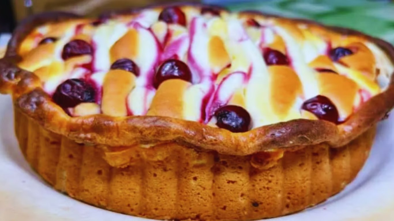 Tarta cu cirese este desertul perfect pentru cei care iubesc o textură delicată și o aromă sofisticată. Baza din brânză de vaci o face și mai cremoasă și mai fragedă Tarta cu cirese este desertul perfect pentru cei care iubesc o textură delicată și o aromă sofisticată. Baza din brânză de vaci o face și mai cremoasă și mai fragedă