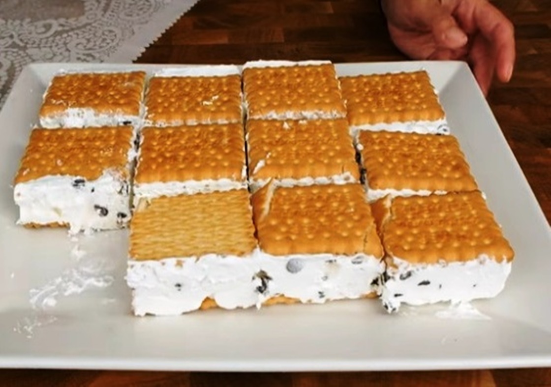 Gustul desertului amintește de unul dintre cele mai delicioase tipuri de înghețată – Stracciatella – O retetă rapidă și ușor de preparat