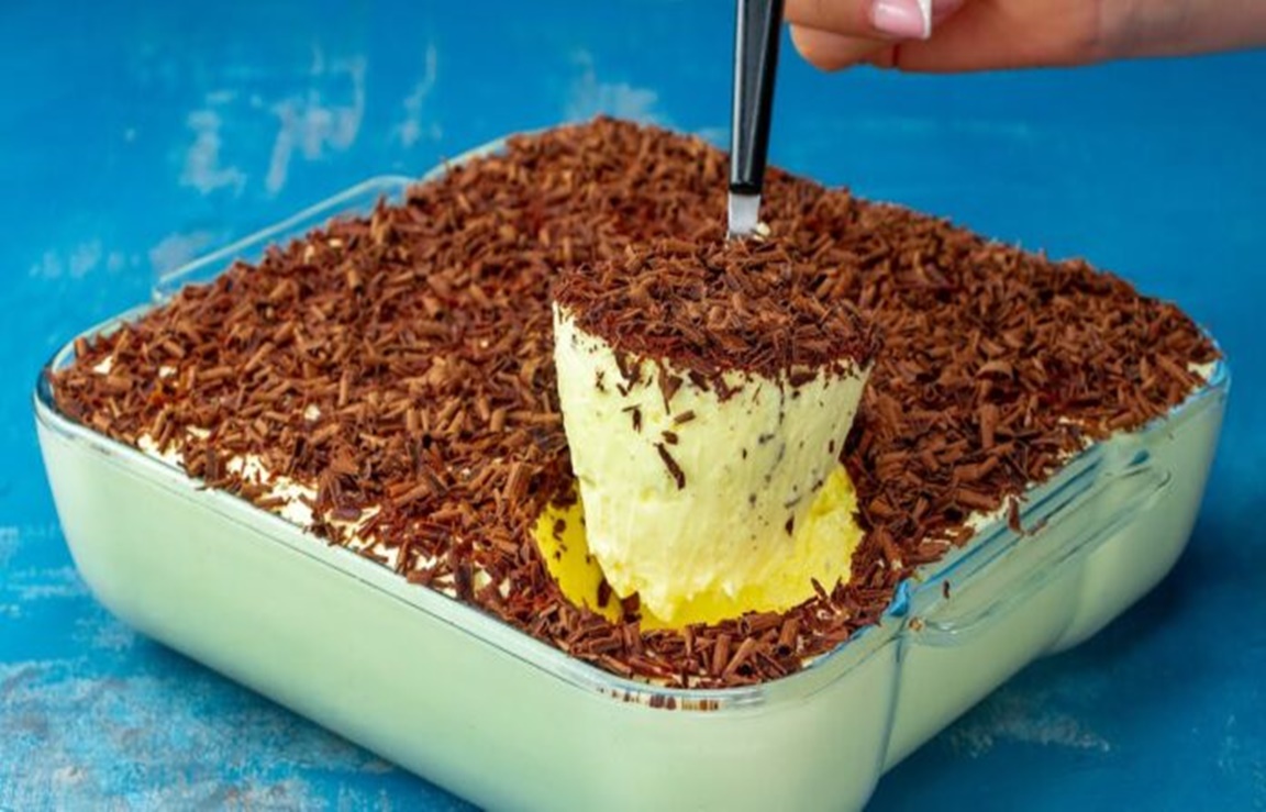 O delicatesă excelentă pentru un desert cremos cu cremă de vanilie și aromă de Stracciatella, pe care îl poți prepara într-un bol sau în pahare
